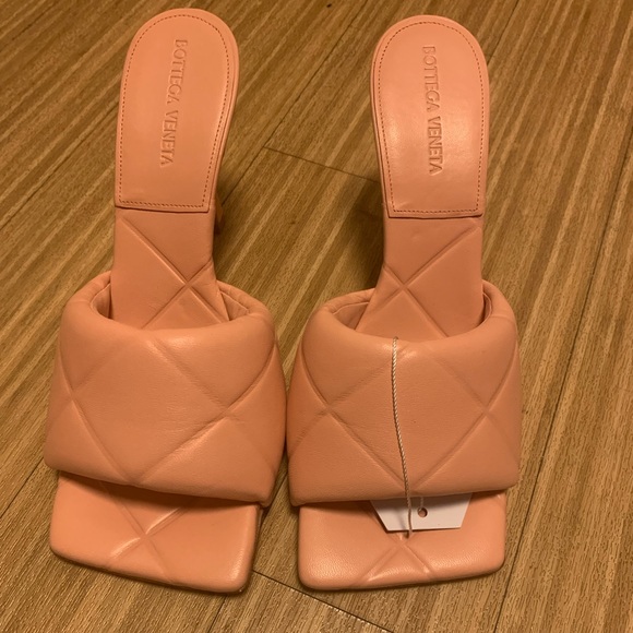 BOTTEGA VENETA LIDO PADDED RUBBER SANDAL MULES COLOR PEACHY NEW SIZE 39 - Picture 2 of 8